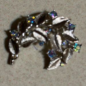 Vintage Trifari brushed silver tone rhinestone broach (434)